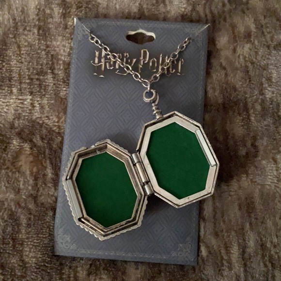 🐍Harry Potter Horcrux Slytherin Locket Necklace🐍 - Picture 7 of 8